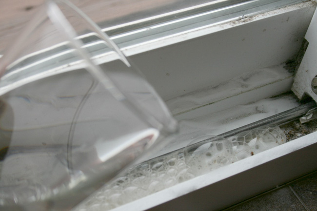 Hướng dẫn bạn cách làm sạch bụi bặm ở những vị trí khó vệ sinh nhất của cửa sổ hiệu quả tức thì 9
