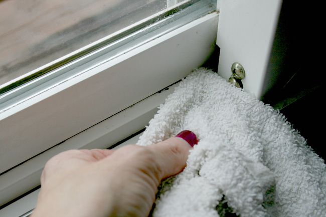 Hướng dẫn bạn cách làm sạch bụi bặm ở những vị trí khó vệ sinh nhất của cửa sổ hiệu quả tức thì 95