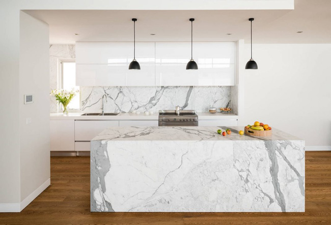 Thiết kế phòng bếp - Đá cẩm thạch chính là chất liệu nói lên sự kết hợp của hai gam màu trắng