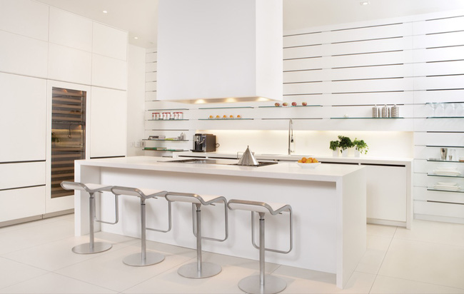 Phòng bếp đẹp hiện đại tràn ngập sắc trắng