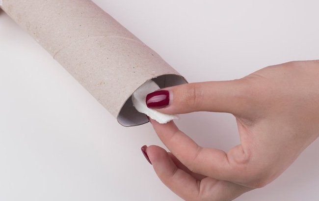 Tự làm chiếc bẫy chuột đơn giản mà hiệu quả bằng lõi giấy vệ sinh 6