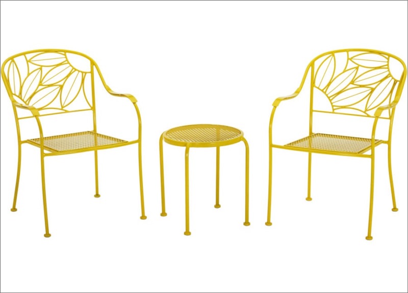 Mẫu bàn ghế kim loại màu vàng chanh cho cả góc ban công nhỏ sáng bừng sức sống