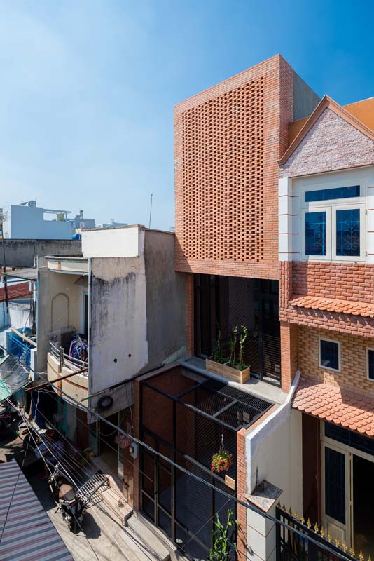 Thiết kế nhà phố 3 tầng với mặt tiền gạch mộc ở Bình Tân, TP HCM (2)
