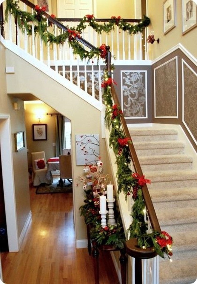 thông xanh, chân nến mang lại khung cảnh Giáng sinh thật sự cho ngôi nhà