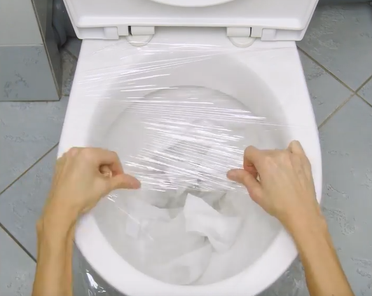 Giải cứu bồn cầu nghẹt giấy vệ sinh bằng mẹo vặt với màng bọc thực phẩm - Nhà Đẹp Số (2)