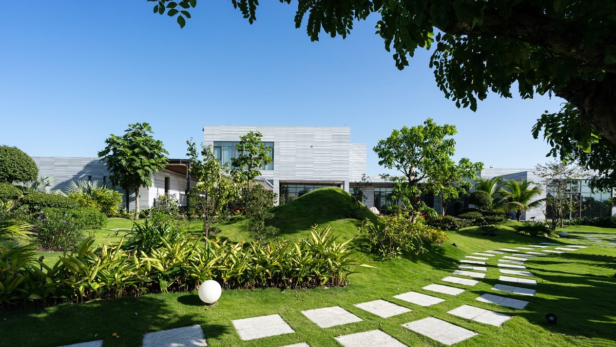 Ngẩn ngơ trước biệt thự sân vườn với khoảng sân vườn cực rộng rãi ở Đà Nẵng - Nhà Đẹp Số (9)