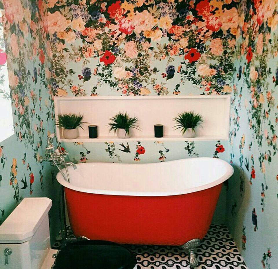 Giấy dán tường họa tiết hoa cỏ mùa xuân cho phòng tắm ngập không khí tết.