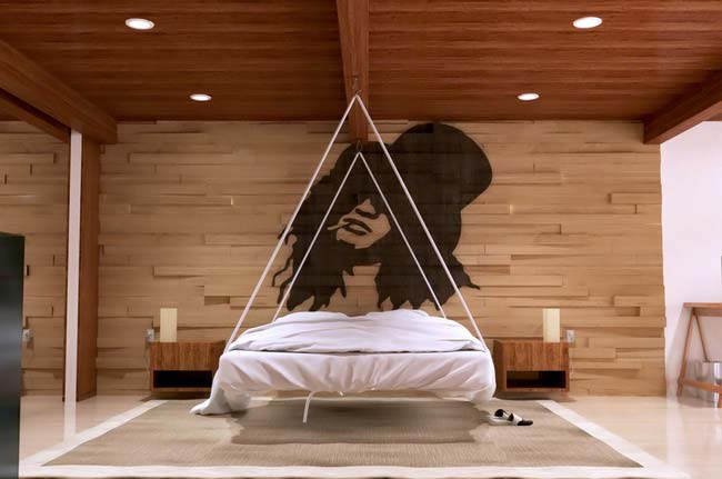 Với mẫu phòng ngủ gỗ này nhìn đâu cũng thấy gỗ từ bức tường đầu giường