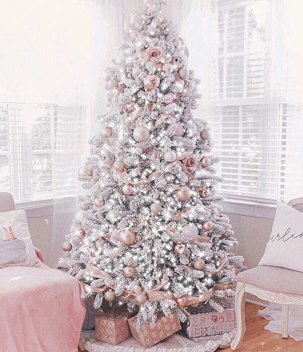 Trang trí cây thông Giáng sinh là việc cần thiết trong mùa lễ hội.
