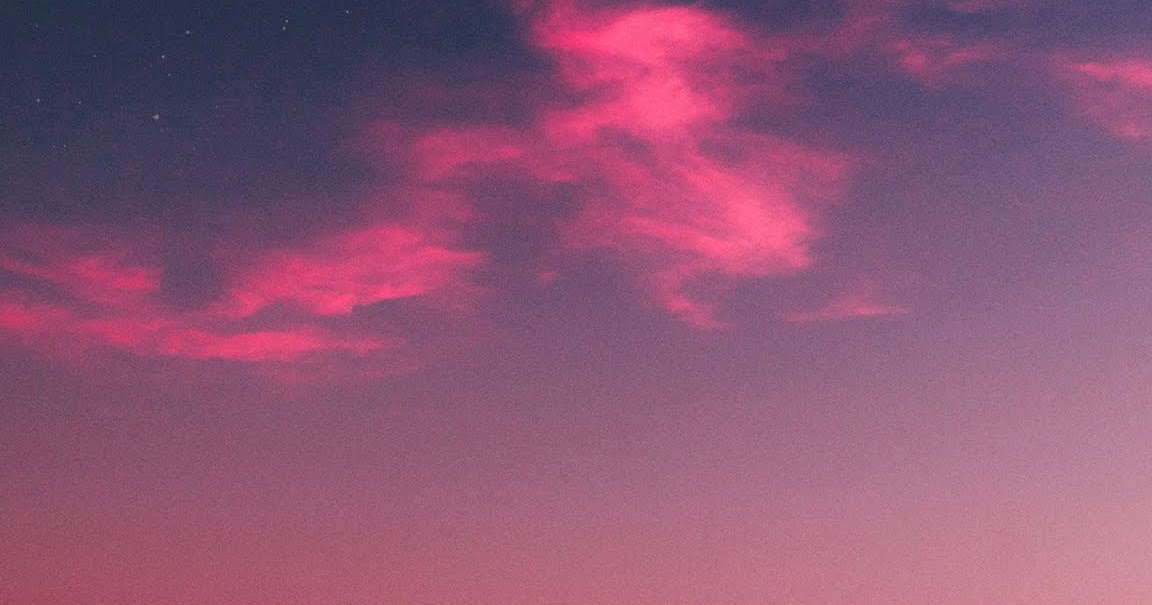Hình nền bầu trời màu hồng độc đáo giữa biển khơi