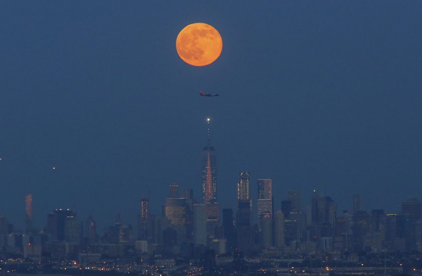 Hình ảnh mặt trăng tròn trong thành phố đầy ấn tượng