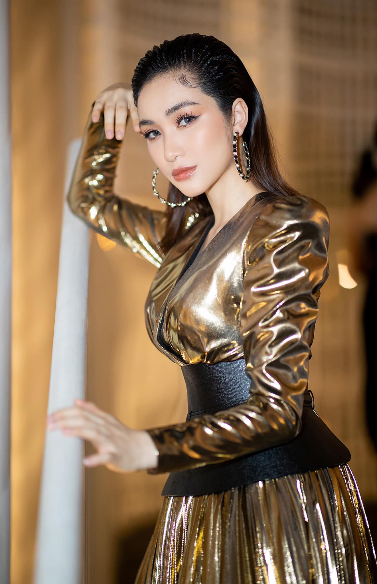 Hòa Minzy trong trang phục áo vàng lộng lẫy