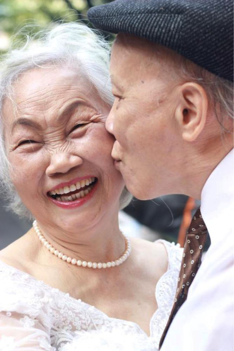 Bộ ảnh cưới của một cặp vợ chồng già gần 80 tuổi sinh sống trên sông designsvn