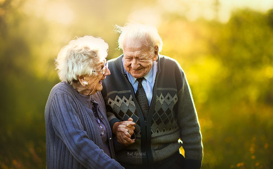 Hình ảnh đôi vợ chồng già hạnh phúc