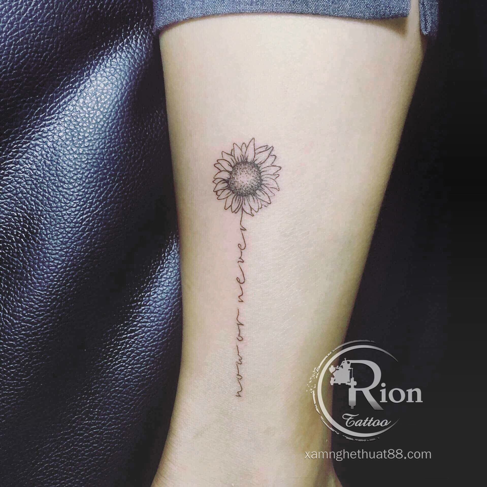 Tattoo hoa hướng dương mini